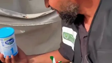 فرق فريق غزة 48 الخيري أثناء فرز كميات الحليب لضمان الوصول لجميع الأطفال.