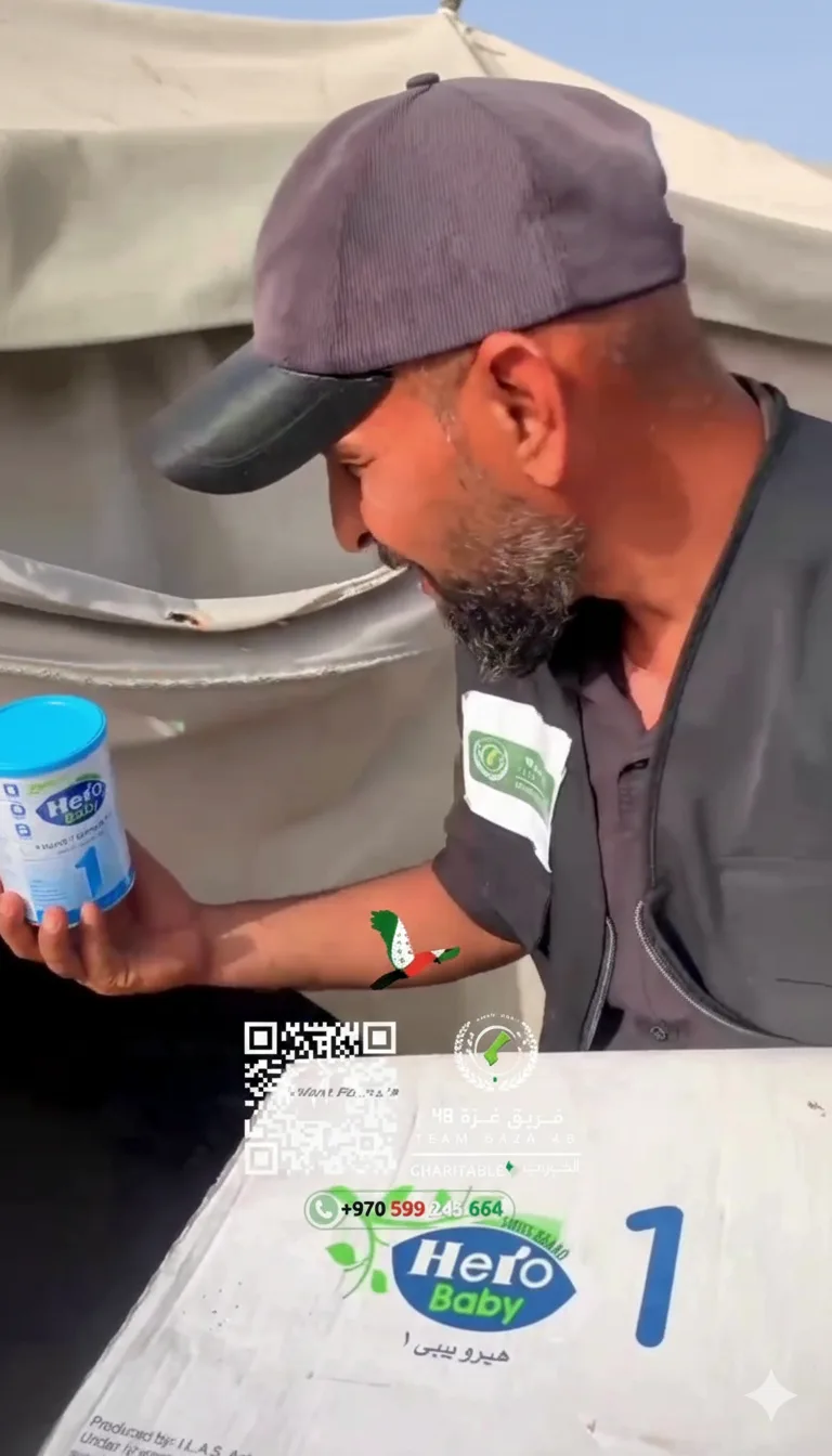 فرق فريق غزة 48 الخيري أثناء فرز كميات الحليب لضمان الوصول لجميع الأطفال.