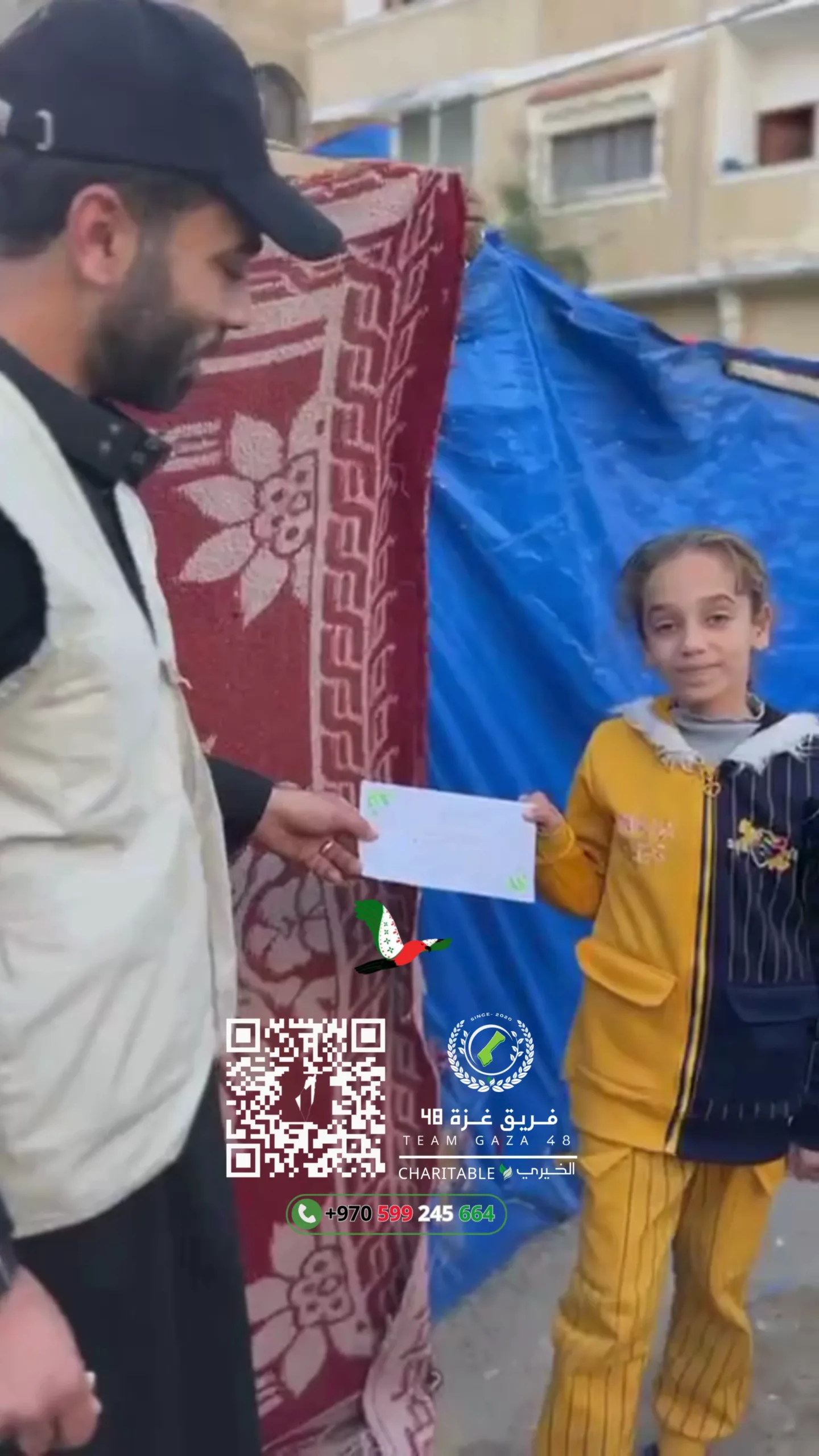 فريق غزة 48 الخيري أثناء توزيع المساعدات على الأسر المحتاجة وكفالة الأيتام في غزة.