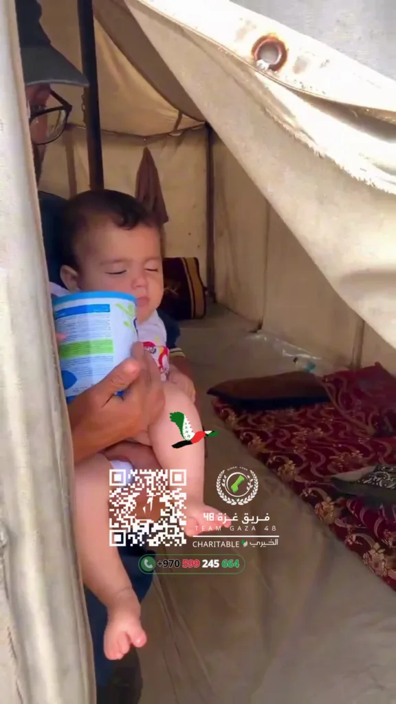 الأسر النازحة تجمع حليب الأطفال ضمن حملة الطوارئ الغذائية في قطاع غزة.