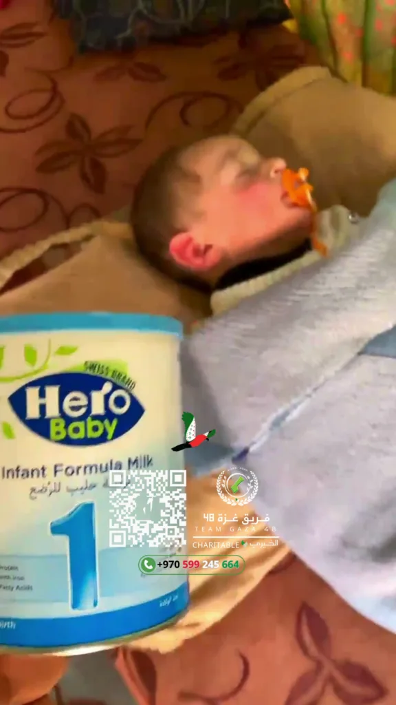 طفلة رضيعة تتلقى الرعاية الغذائية ضمن مبادرة الحد من نقص التغذية في غزة.