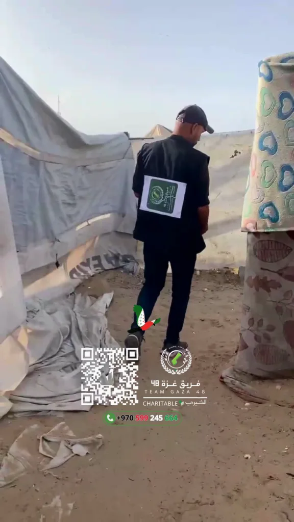 تخزين أكياس الحليب قبل توزيعها على الأسر المحتاجة في المخيمات.