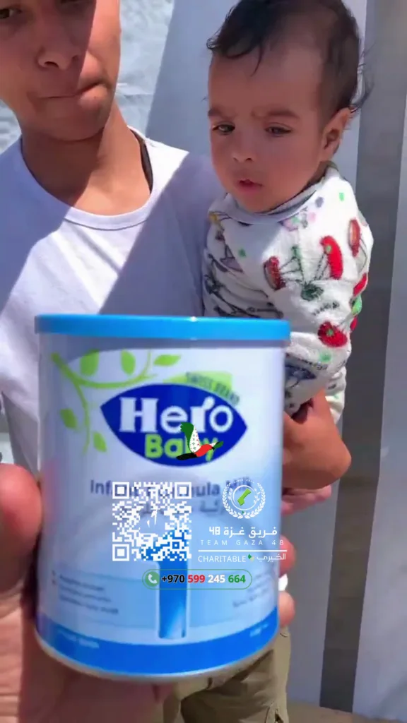 أكياس حليب الأطفال المعدة للتوزيع على الأسر التي تعاني من نقص الغذاء في غزة.