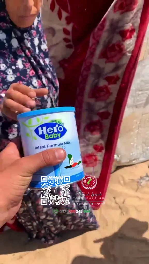 مشهد من توزيع الحليب للأسر الأكثر حاجة داخل خيام غزة.
