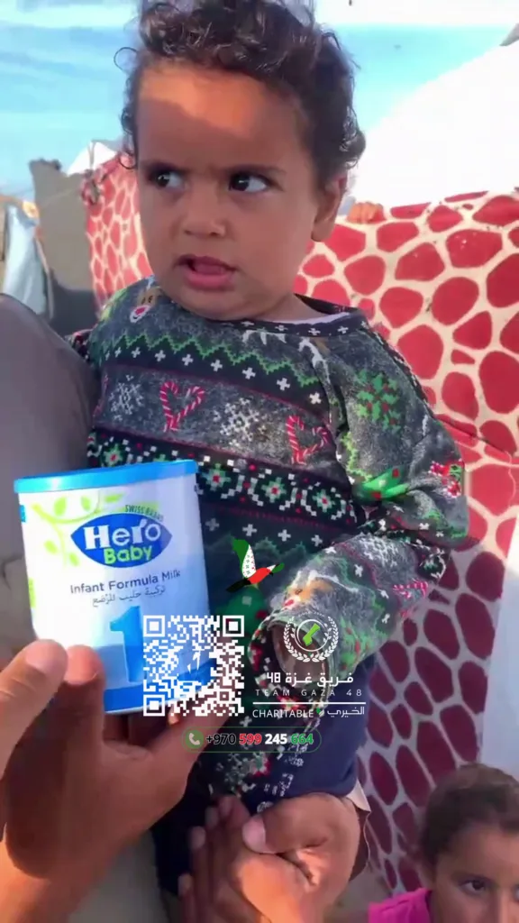 مشهد من توزيع الحليب للأسر الأكثر حاجة في غزة