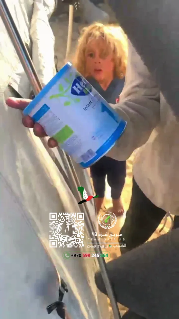 أفراد الفريق يشرحون للأمهات كيفية استخدام الحليب بشكل آمن