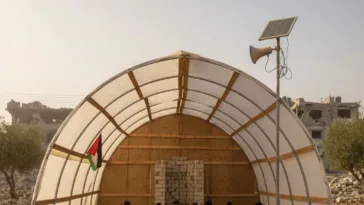 "Building a temporary mosque for displaced families in Khan Younis, Gaza - Gaza 48 Charity Project."
